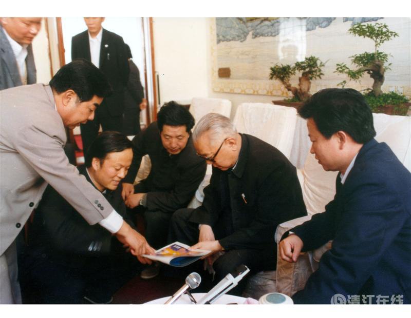1988年4月,全国政协主席李先念在宜昌听取清江开发汇报 1988年4月,全国政协主席李先念在宜昌听取清江开发汇报