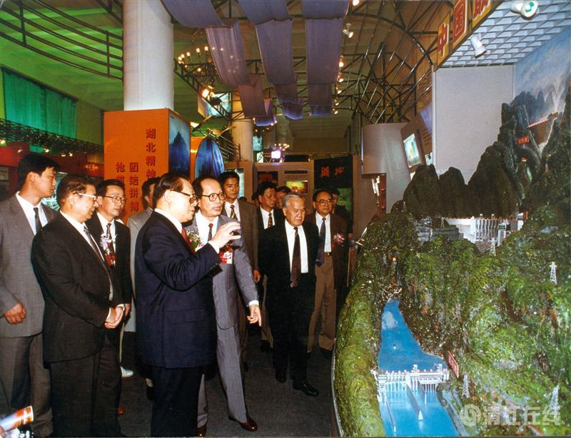 1997年9月,中共中央总书记江泽民参观清江梯级开发模型 1997年9月,中共中央总书记江泽民参观清江梯级开发模型