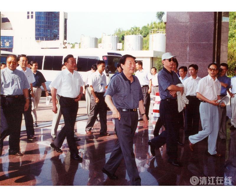 2001年7月,国务院总理朱镕基、副总理吴邦国视察清江 2001年7月,国务院总理朱镕基、副总理吴邦国视察清江