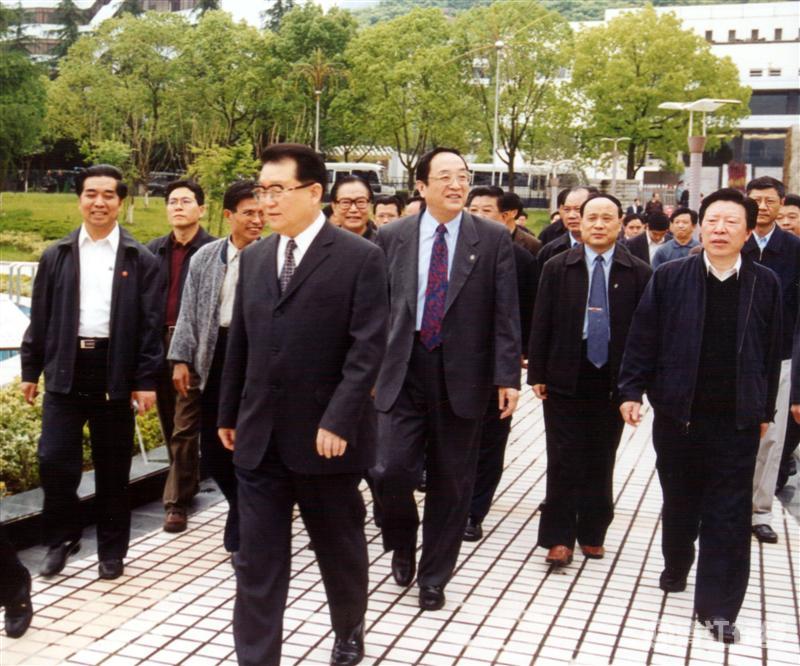 2003年5月,中共中央政治局常委李长春视察清江 2003年5月,中共中央政治局常委李长春视察清江