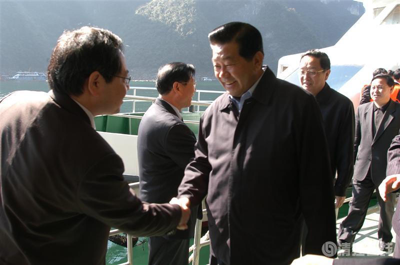 2004年11月,全国政协主席贾庆林视察清江 2004年11月,全国政协主席贾庆林视察清江