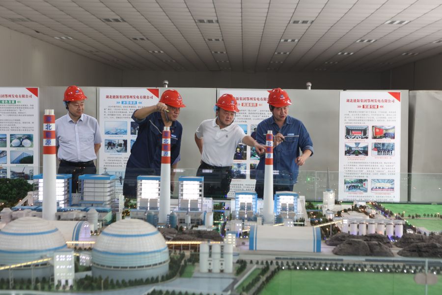 2024年8月1日，何红心调研鄂州发电公司，现场察看整体沙盘布局（摄影：王鑫）