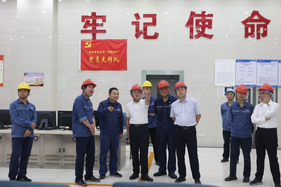 察看三期机组运行情况（摄影：王鑫）